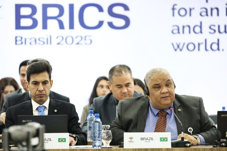 Brasil lidera reunião técnica do Brics sobre transportes e lança dossiê sobre mobilidade sustentável Brasil lidera reunião técnica do Brics sobre transportes e lança dossiê sobre mobilidade sustentável