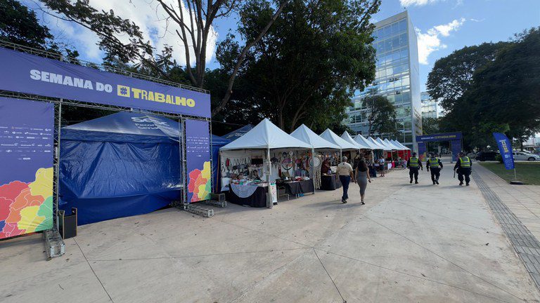 Brasilienses podem fazer a emissão da Carteira de Identidade Nacional (CIN) de forma gratuita durante Semana do Trabalho Brasilienses podem fazer a emissão da Carteira de Identidade Nacional (CIN) de forma gratuita durante Semana do Trabalho