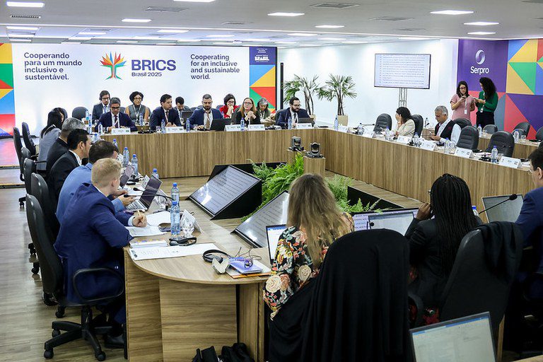 BRICS concluem discussões sobre indústria e comércio nesta semana BRICS concluem discussões sobre indústria e comércio nesta semana