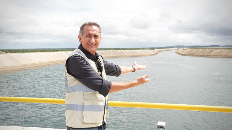 Com água que corre no sertão, Governo Federal garante dignidade para o povo nordestino