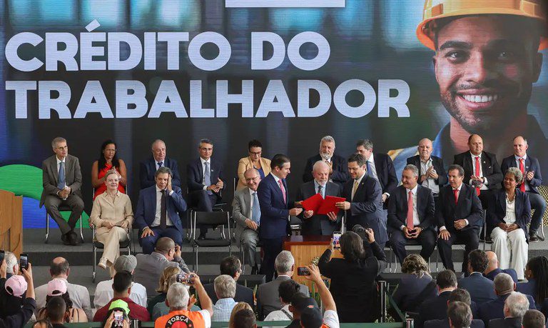 Crédito do Trabalhador alcança marca de R$ 10,1 bilhões em empréstimos consignados Crédito do Trabalhador alcança marca de R$ 10,1 bilhões em empréstimos consignados