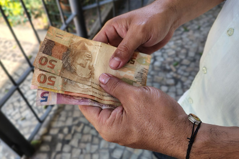 Desigualdade cai ao menor nível desde 2012, indica IBGE Desigualdade cai ao menor nível desde 2012, indica IBGE