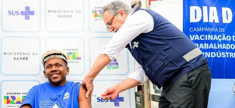 Ministério da Saúde apoia Dia D de vacinação contra gripe na indústria e setor bancário Ministério da Saúde apoia Dia D de vacinação contra gripe na indústria e setor bancário