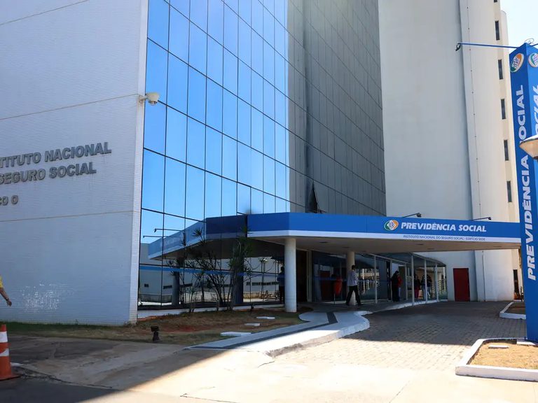 Em entrevista, Governo informa sobre investigações e ressarcimento de fraudes no INSS. Assista Em entrevista, Governo informa sobre investigações e ressarcimento de fraudes no INSS. Assista