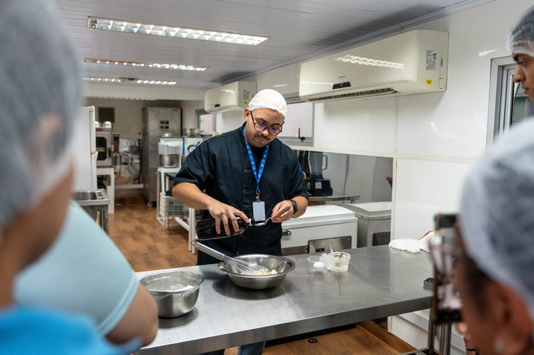 Exames de saúde, oficinas de alimentos e serviços de beleza gratuitos estão disponíveis até sexta (9) no estacionamento do MTE Exames de saúde, oficinas de alimentos e serviços de beleza gratuitos estão disponíveis até sexta (9) no estacionamento do MTE