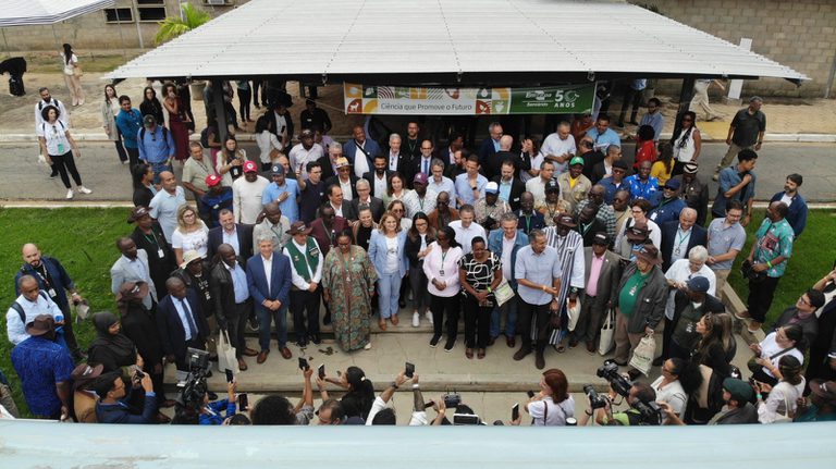 Integrantes do governo brasileiro e missão africana visitam campos agrícolas da Embrapa Semiárido Integrantes do governo brasileiro e missão africana visitam campos agrícolas da Embrapa Semiárido