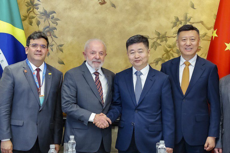 Lula na China: primeira agenda resulta em 1 bilhão de dólares para combustível verde de aviação no Brasil Lula na China: primeira agenda resulta em 1 bilhão de dólares para combustível verde de aviação no Brasil