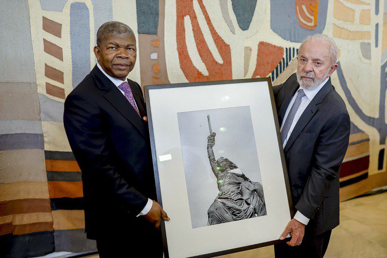Lula entrega obra de Sebastião Salgado ao presidente de Angola Lula entrega obra de Sebastião Salgado ao presidente de Angola