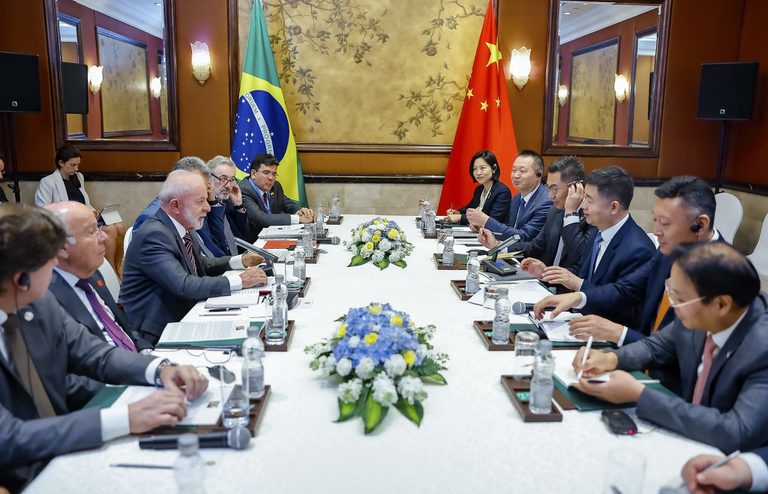 Lula fecha encontro com empresários após anúncios de R$ 27 bi em investimentos chineses no Brasil. Assista Lula fecha encontro com empresários após anúncios de R$ 27 bi em investimentos chineses no Brasil. Assista