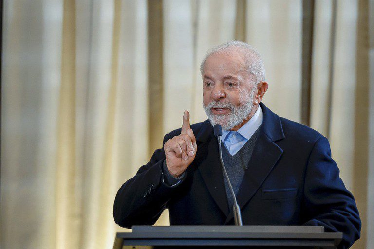 Lula sobre descontos irregulares em aposentadorias: 'Vítimas não serão prejudicadas' Lula sobre descontos irregulares em aposentadorias: 'Vítimas não serão prejudicadas'