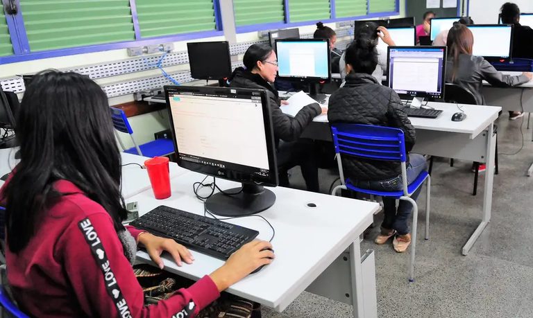 Guia do MEC explica inclusão da educação digital e midiática no currículo escolar Guia do MEC explica inclusão da educação digital e midiática no currículo escolar