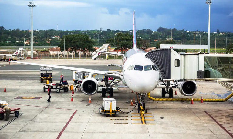 Movimentação aérea no Brasil cresce 9,6% em abril e atinge 7,9 milhões de passageiros Movimentação aérea no Brasil cresce 9,6% em abril e atinge 7,9 milhões de passageiros