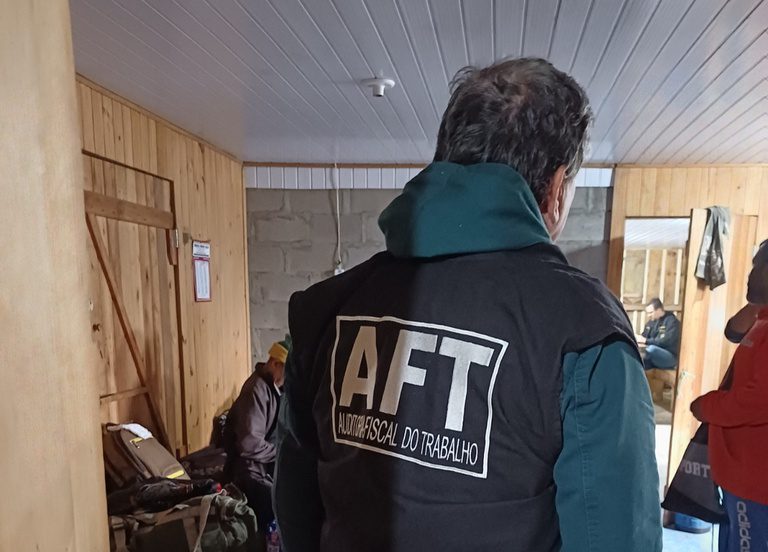 MTE resgata 14 trabalhadores em situação análoga à de escravidão no interior do Rio Grande do Sul MTE resgata 14 trabalhadores em situação análoga à de escravidão no interior do Rio Grande do Sul