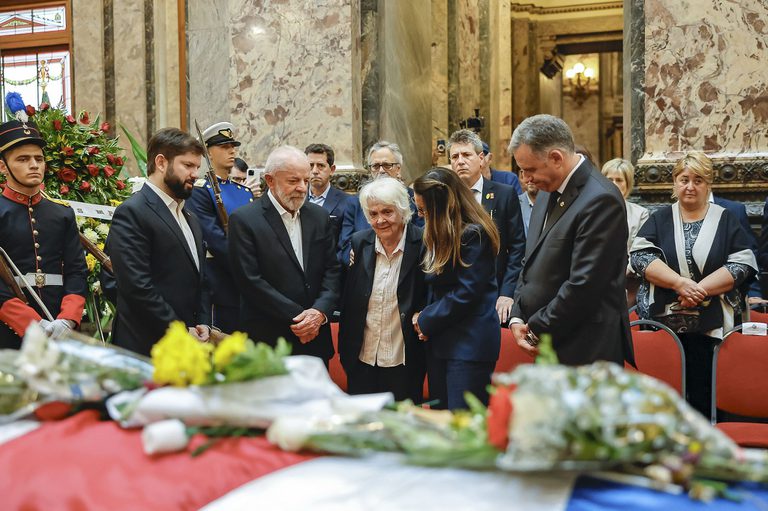 No adeus a Mujica, Lula exalta exemplo de política 'digna, respeitosa e humana' No adeus a Mujica, Lula exalta exemplo de política 'digna, respeitosa e humana'
