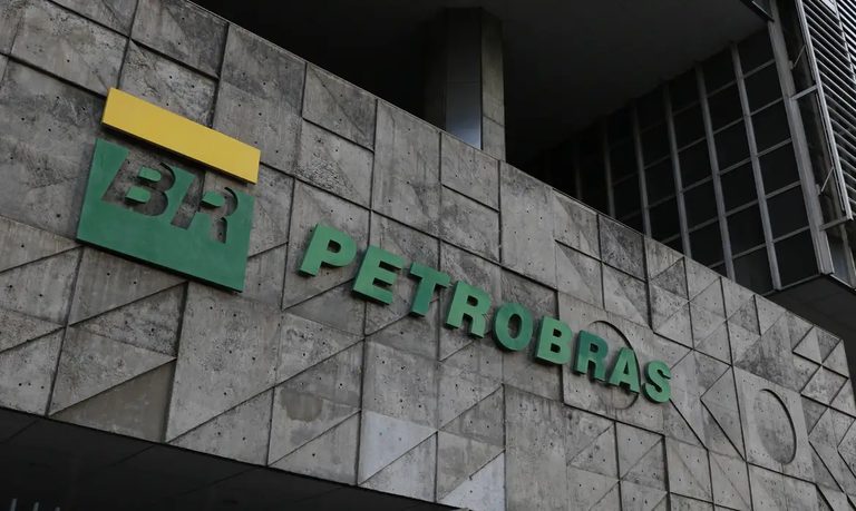 Petrobras anuncia nova descoberta de petróleo na Bacia de Santos Petrobras anuncia nova descoberta de petróleo na Bacia de Santos