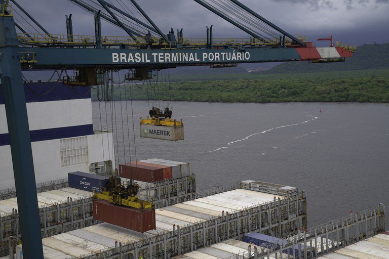 Portos brasileiros registram movimentação de cargas recorde em março Portos brasileiros registram movimentação de cargas recorde em março