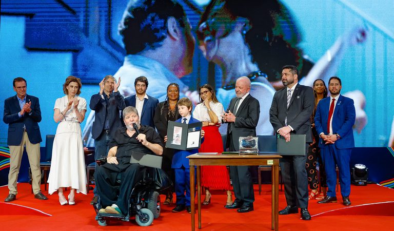 Presidente Lula lança selo dos Correios em celebração à trajetória de Eunice Paiva