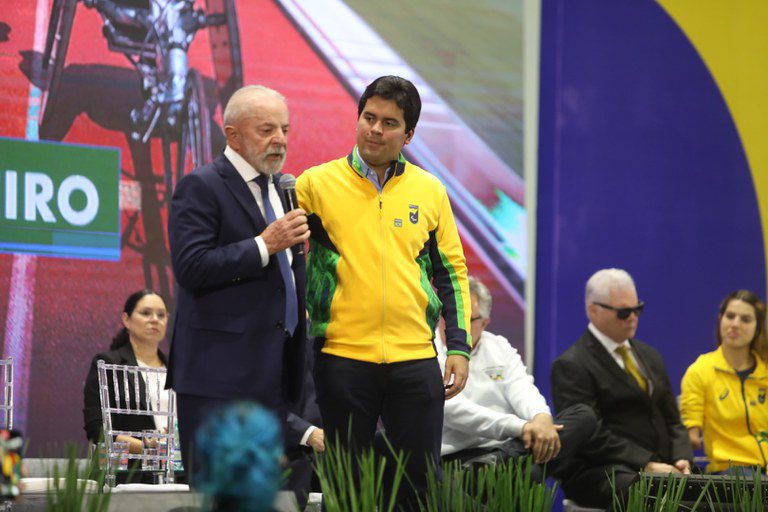 Lula pede ao ministro Fufuca que altere o projeto que cria a Universidade do Futebol para Universidade do Esporte Lula pede ao ministro Fufuca que altere o projeto que cria a Universidade do Futebol para Universidade do Esporte