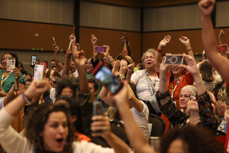 Sociedade entrega à ministra Marina Silva documento com 104 propostas para a política ambiental brasileira Sociedade entrega à ministra Marina Silva documento com 104 propostas para a política ambiental brasileira