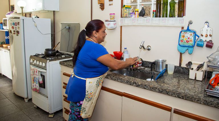 Levantamento ouve trabalhadoras domésticas sobre suas condições de vida e trabalho Levantamento ouve trabalhadoras domésticas sobre suas condições de vida e trabalho