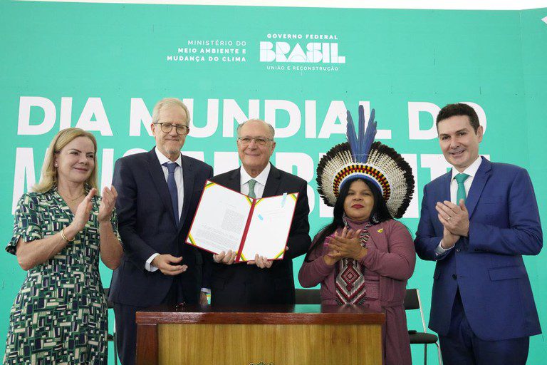 Alckmin assina atos ambientais para fortalecer a proteção do meio ambiente Alckmin assina atos ambientais para fortalecer a proteção do meio ambiente