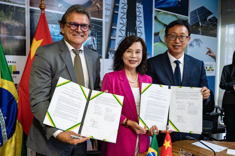 Brasil e China acertam detalhes para criar Centro de Transferência de Tecnologia Brasil e China acertam detalhes para criar Centro de Transferência de Tecnologia