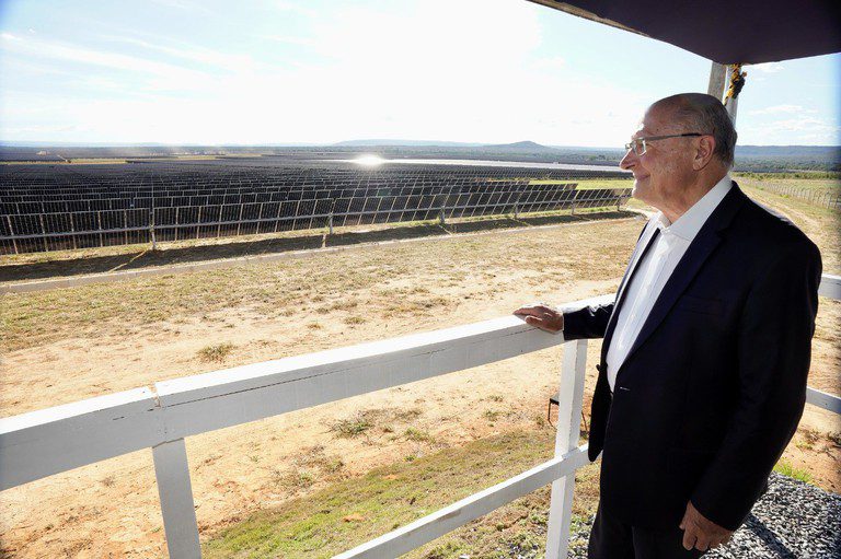 'Brasil será grande celeiro de energia solar', diz Alckmin em Parque Solar Arinos (MG) 'Brasil será grande celeiro de energia solar', diz Alckmin em Parque Solar Arinos (MG)