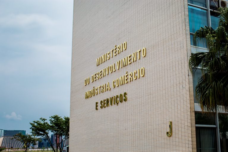 Brasil receberá R$ 1,4 bi de fundos internacionais para descarbonização da indústria Brasil receberá R$ 1,4 bi de fundos internacionais para descarbonização da indústria
