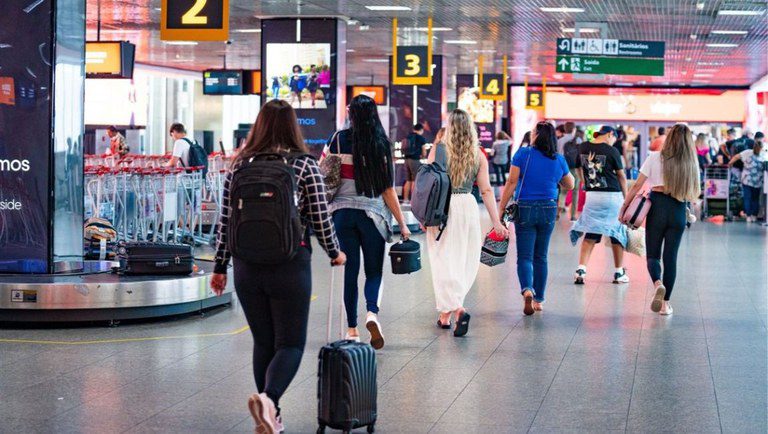 Cerca de 2 milhões de pessoas devem viajar de avião no feriado de Corpus Christi no Brasil Cerca de 2 milhões de pessoas devem viajar de avião no feriado de Corpus Christi no Brasil