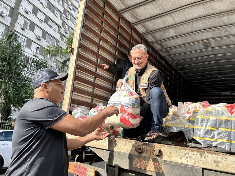 Conab entrega 68 toneladas de alimentos para atingidos pelas enchentes no RS Conab entrega 68 toneladas de alimentos para atingidos pelas enchentes no RS