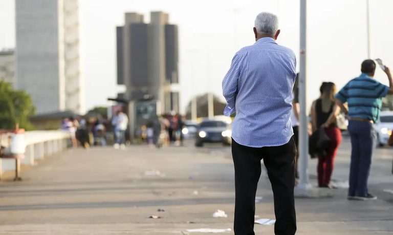 Denúncias de violência contra idosos terão prioridade no Disque 100 Denúncias de violência contra idosos terão prioridade no Disque 100