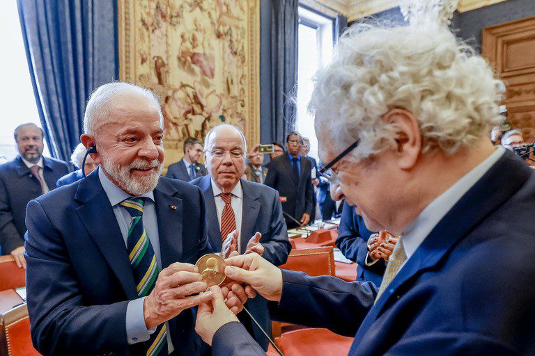 Em Paris, Lula é segundo líder brasileiro na história recebido pela Academia Francesa
