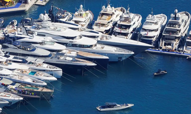 Estudo mostra que taxar super-ricos é crucial para reduzir desigualdade Estudo mostra que taxar super-ricos é crucial para reduzir desigualdade