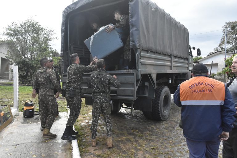 Exército distribui alimentos e resgata moradores de áreas alagadas no RS Exército distribui alimentos e resgata moradores de áreas alagadas no RS