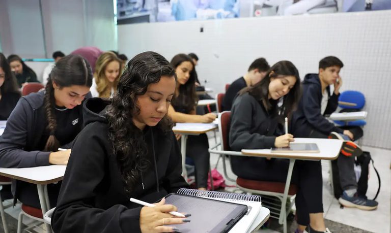 Enem 2025: 900 mil estudantes recebem aviso de isenção da taxa de inscrição via GOV.BR Enem 2025: 900 mil estudantes recebem aviso de isenção da taxa de inscrição via GOV.BR