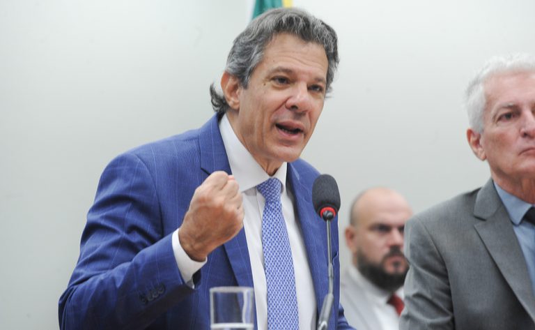 Haddad diz que bolsonaristas costumam apresentar dados falsos e fugir de debates Haddad diz que bolsonaristas costumam apresentar dados falsos e fugir de debates