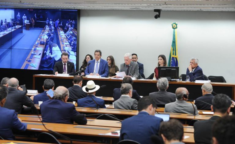 Corrigir distorção sem aumentar tributo para o povo, diz Haddad. Confira os dados Corrigir distorção sem aumentar tributo para o povo, diz Haddad. Confira os dados
