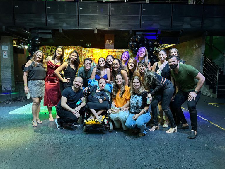Jovem internada há 10 anos realiza sonho de conhecer casa de shows no aniversário Jovem internada há 10 anos realiza sonho de conhecer casa de shows no aniversário