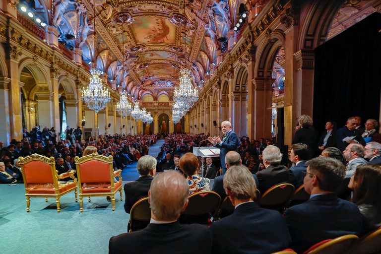 Lula defende igualdade de oportunidades e democracia em encontro com brasileiros e prefeita de Paris Lula defende igualdade de oportunidades e democracia em encontro com brasileiros e prefeita de Paris
