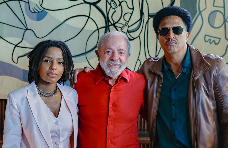 Lula no 'Mano a Mano': a democracia é abraçada quando garante direitos ao povo Lula no 'Mano a Mano': a democracia é abraçada quando garante direitos ao povo