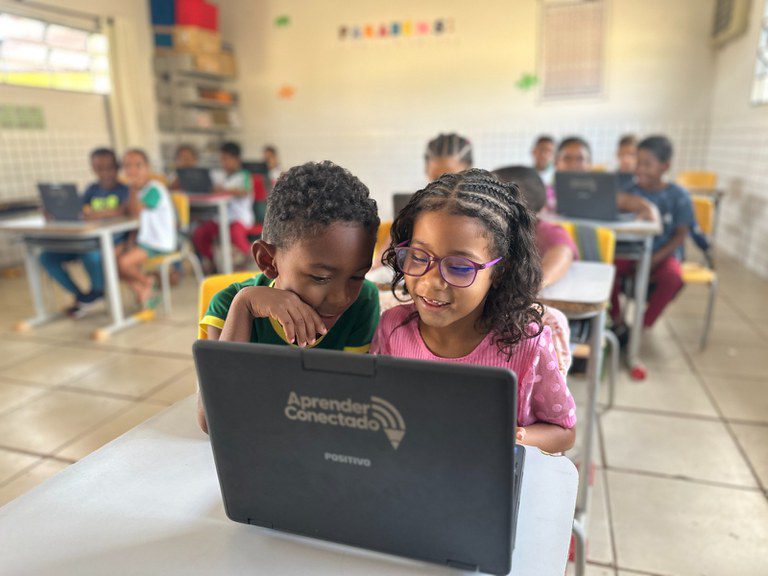 Mais de 3 mil escolas públicas já têm internet de alta velocidade no Brasil Mais de 3 mil escolas públicas já têm internet de alta velocidade no Brasil