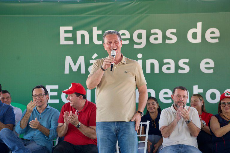 Governo entrega máquinas e equipamentos agrícolas em Mato Grosso Governo entrega máquinas e equipamentos agrícolas em Mato Grosso