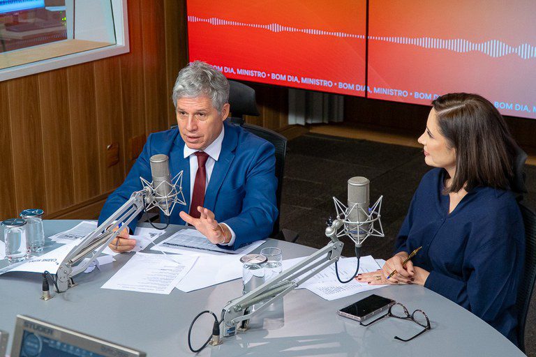 Ministro Paulo Teixeira apresenta ações para fortalecer agricultura familiar Ministro Paulo Teixeira apresenta ações para fortalecer agricultura familiar
