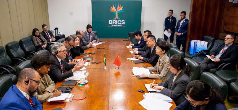 Ministros da Saúde do Brics: parceria para eliminação de doenças socialmente determinadas Ministros da Saúde do Brics: parceria para eliminação de doenças socialmente determinadas