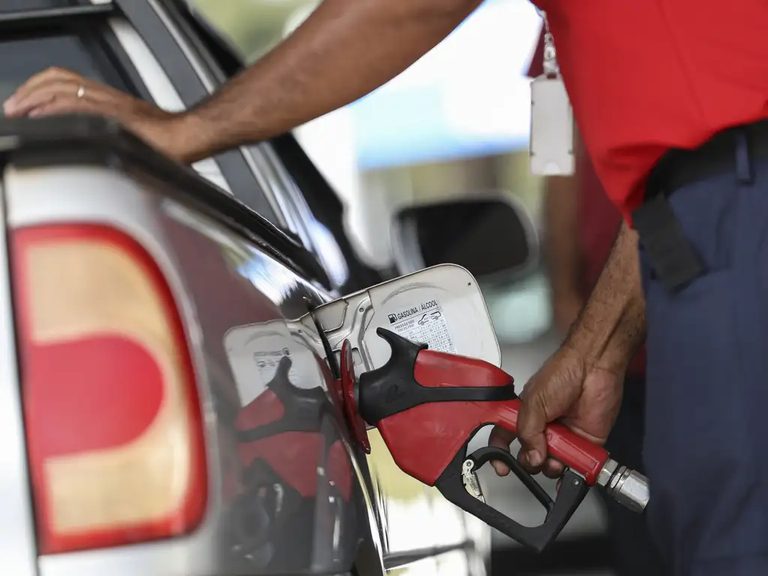 Petrobras anuncia redução de 5,6% no preço da gasolina entregue às distribuidoras