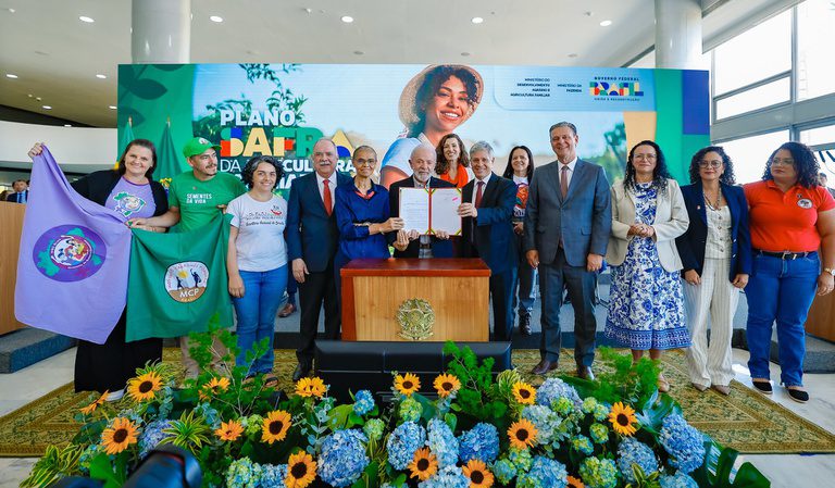 Lula assina decreto que cria o Programa Nacional de Redução de Agrotóxicos