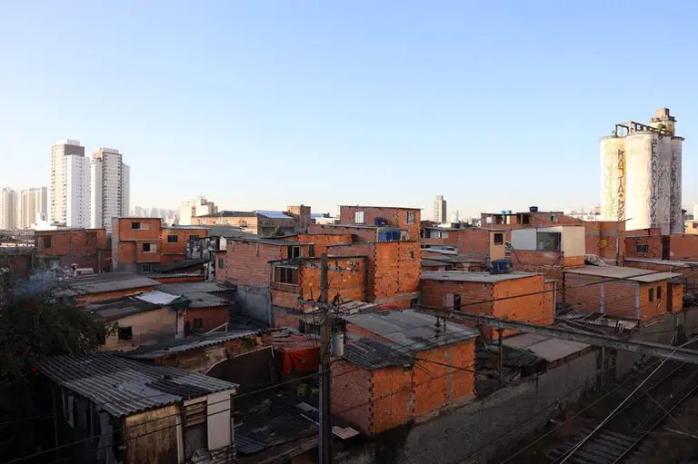 Lula formaliza solução habitacional para famílias da Favela do Moinho. Assista Lula formaliza solução habitacional para famílias da Favela do Moinho. Assista