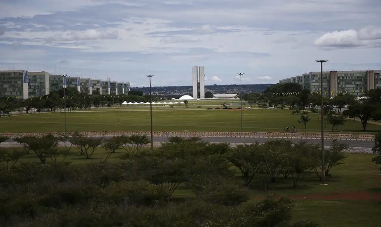 Lula sanciona lei que reajusta salários e reestrutura carreiras do Executivo Federal Lula sanciona lei que reajusta salários e reestrutura carreiras do Executivo Federal