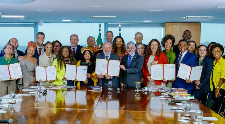 Lei reserva 30% das vagas no serviço público a negros, indígenas e quilombolas Lei reserva 30% das vagas no serviço público a negros, indígenas e quilombolas