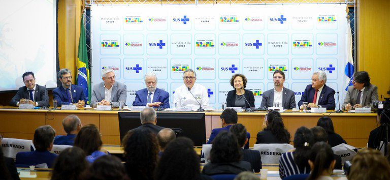 Saúde anuncia 3 mil novas bolsas de residência e 500 vagas para especialistas no SUS Saúde anuncia 3 mil novas bolsas de residência e 500 vagas para especialistas no SUS